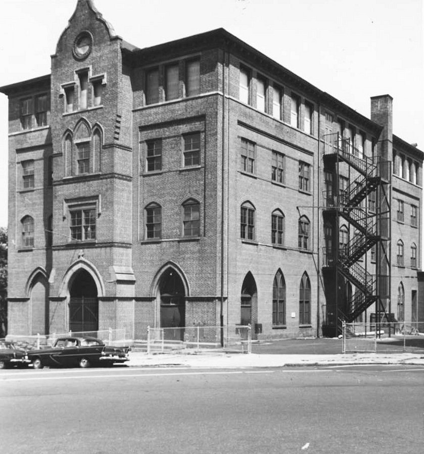 Copyright photo from the Samuel Berg Collection at the Newark Public Library.  To view the collection please visit their 
[url=https://cdm17229.contentdm.oclc.org/digital/collection/p17229coll6]web site[/url]. 
